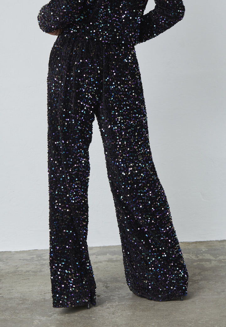 Sisters Point - Nyla Pant