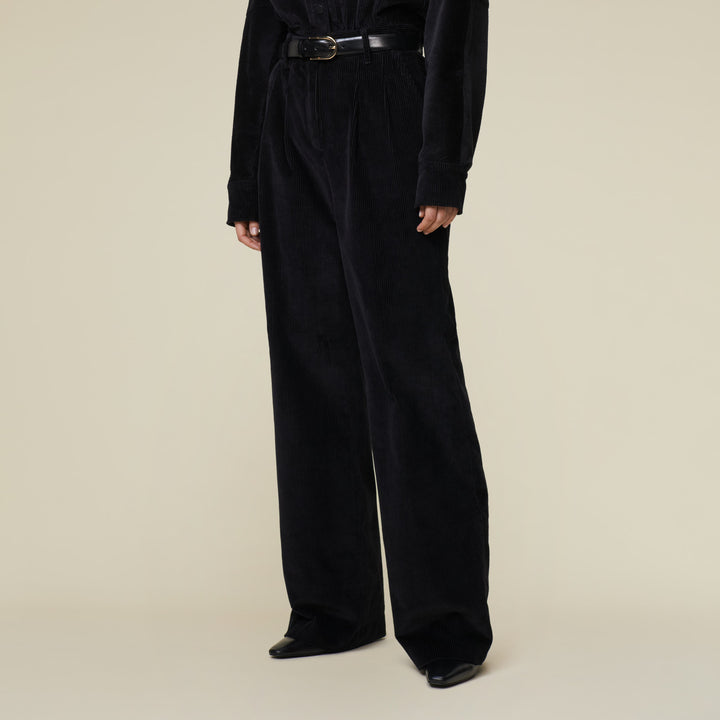 Lois - Jasmine Luton Suit Black