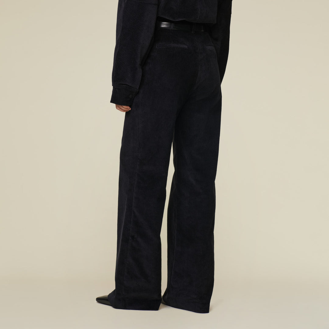 Lois - Jasmine Luton Suit Black