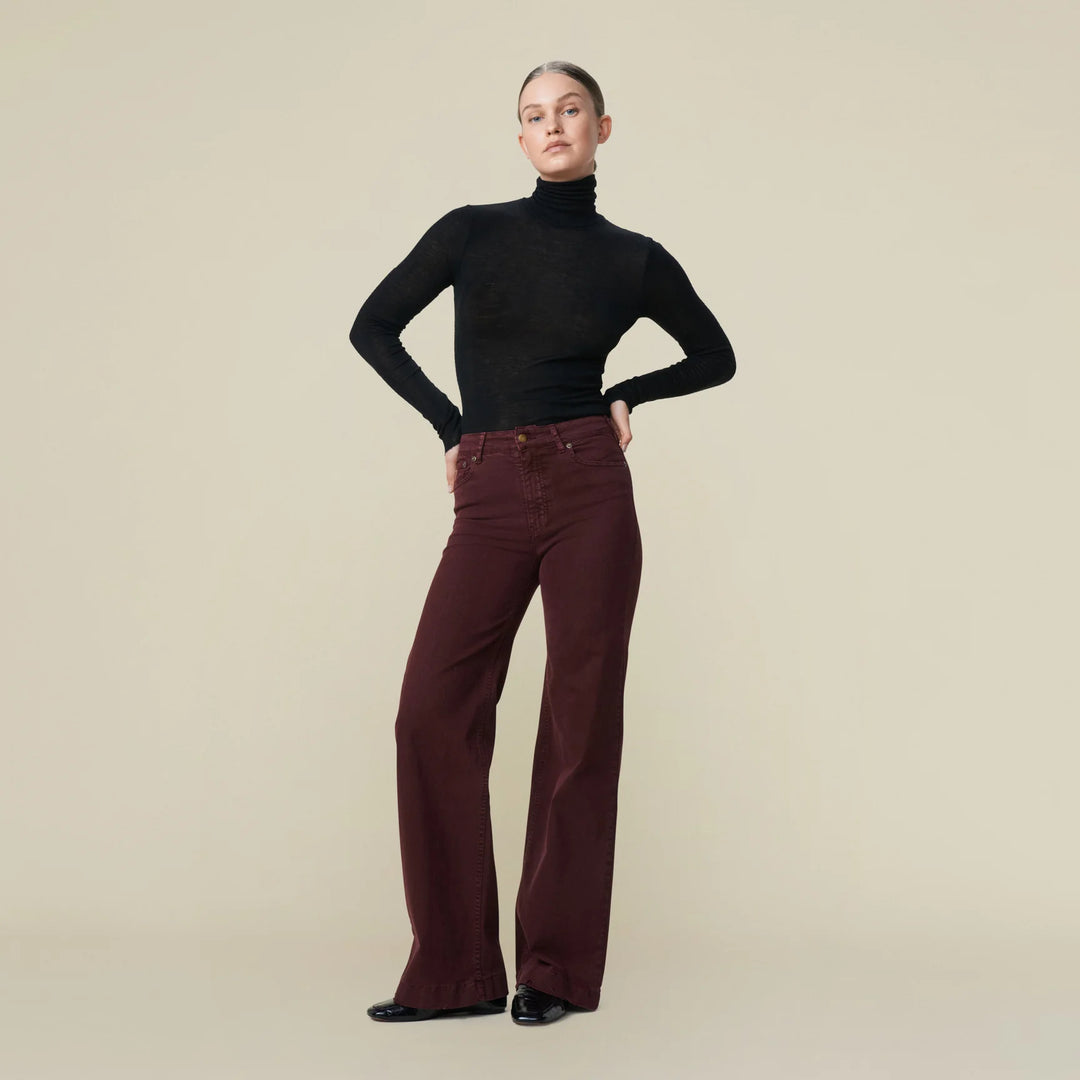 Lois - Palazzo Mistral Megalia Shot