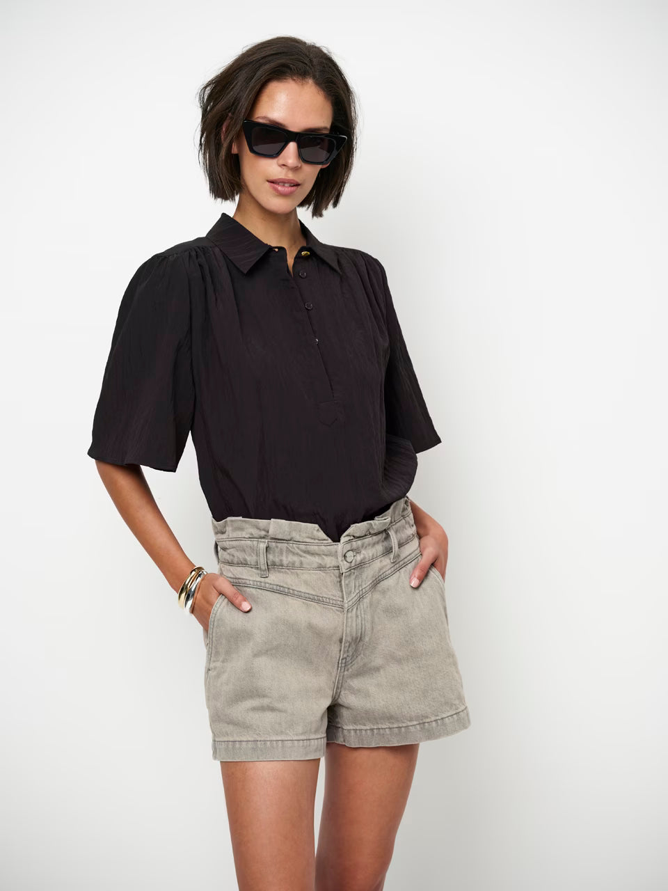 Dante6 - Devi cropped Wide Blouse-inzoomfoto model