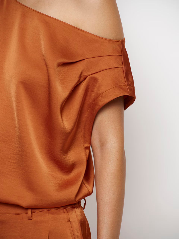 Dante6 - Roam Satin Drapey Top-detailfoto schouder