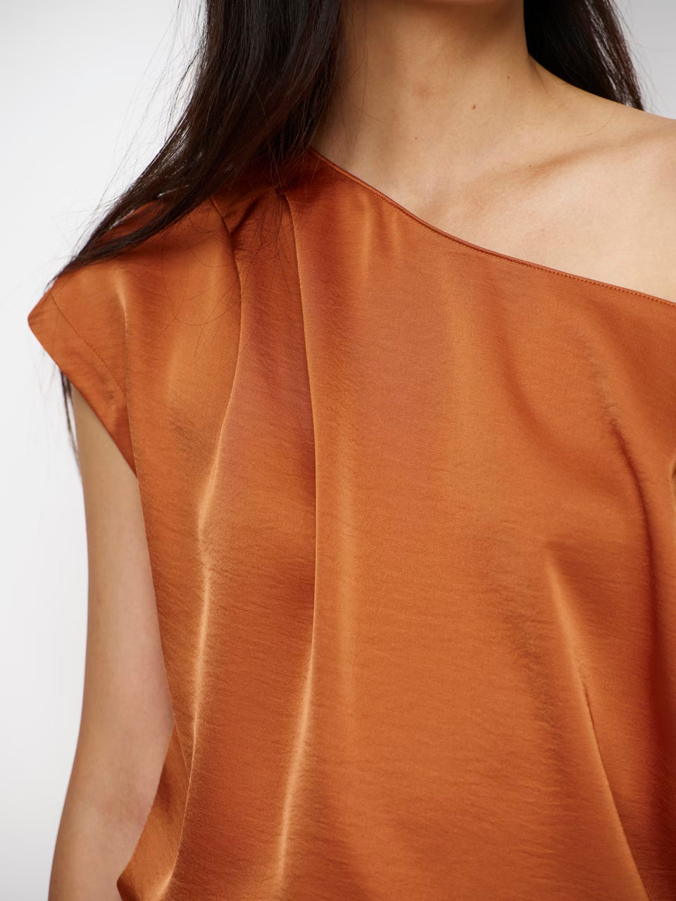 Dante6 - Roam Satin Drapey Top-detailfoto voorzijde
