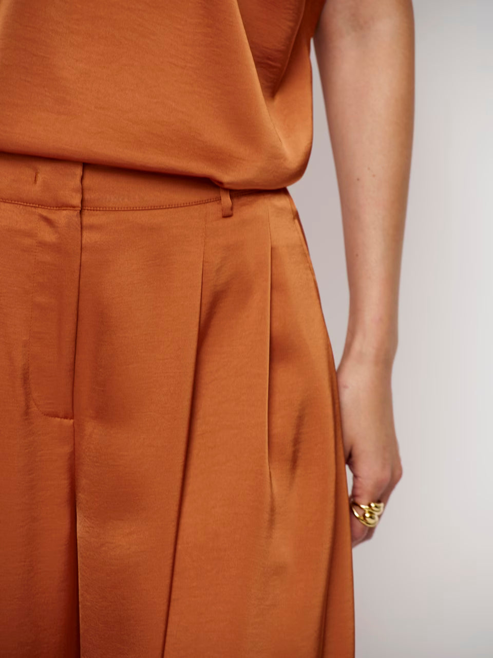 Dante6 - Roam Satin Drapey Top-detailfoto stof