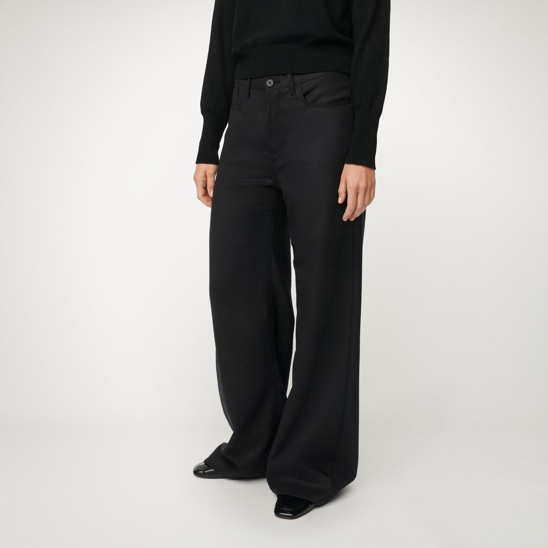 Lois - Skater Caster Fleece black - vooraanzicht