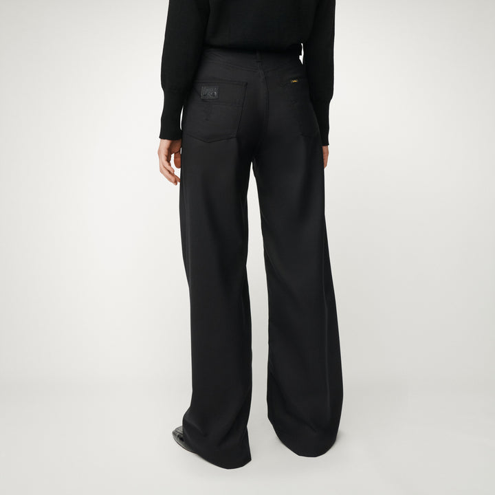 Lois - Skater Caster Fleece black - achteraanzicht