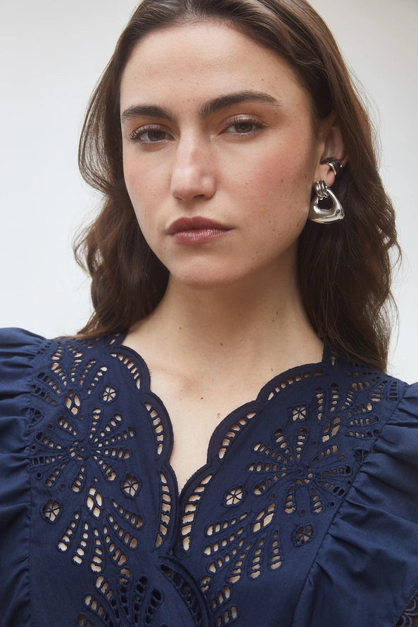 Suncoo - Lila Embroidered sleeveless blouse-detailfoto